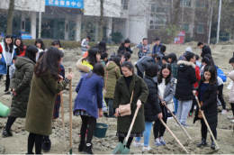 四川一高校开设“种田”课学生下地挣学分