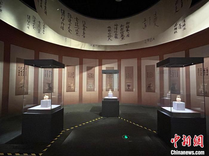 圖為“詩畫彩瓷——唐代海上絲綢之路上的長沙窯瓷器展”展品?！》钊?攝