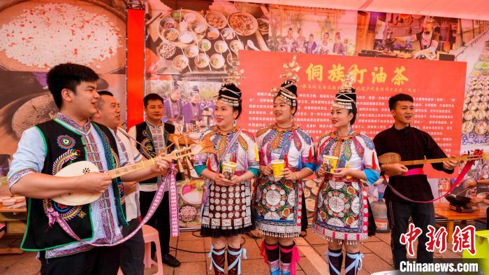 5月21日，在廣西桂林市恭城瑤族自治縣油茶小鎮(zhèn)，三江侗族油茶展臺(tái)的少數(shù)民族同胞在演繹琵琶彈唱?！钭谑?攝