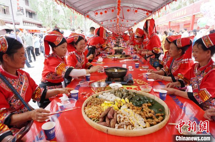 5月21日，在廣西桂林市恭城瑤族自治縣油茶小鎮(zhèn)，恭城油茶長桌宴?！W惠蘭 攝