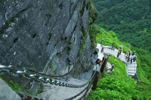 最奇怪的百年古寺，四面都是懸崖，橫跨兩座山峰，中間僅一橋相連