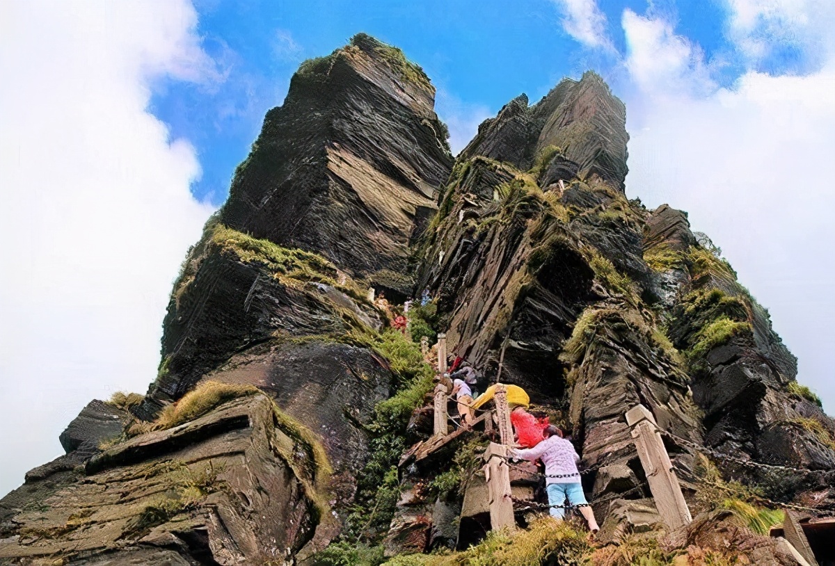 最奇怪的百年古寺，四面都是懸崖，橫跨兩座山峰，中間僅一橋相連