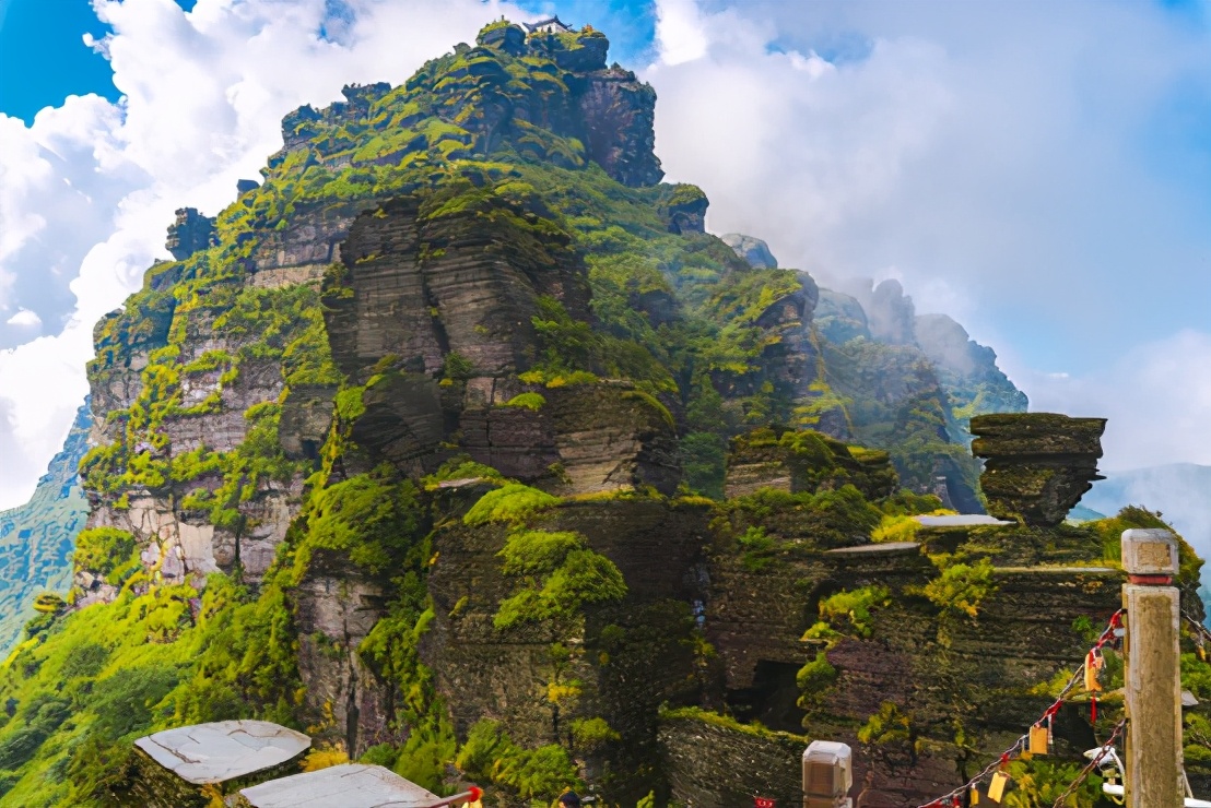 最奇怪的百年古寺，四面都是懸崖，橫跨兩座山峰，中間僅一橋相連